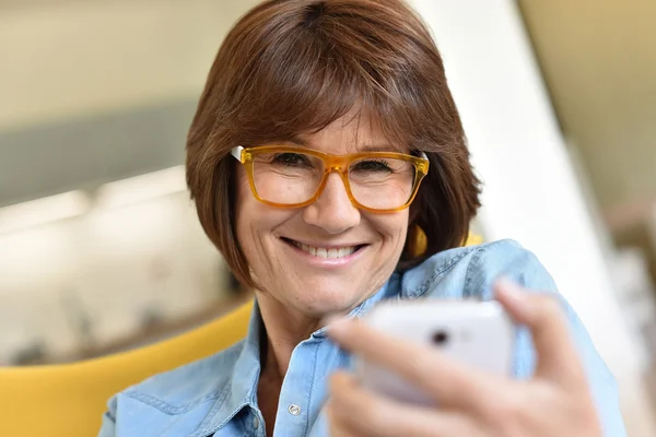 Vrouw met smartphone — Stockfoto