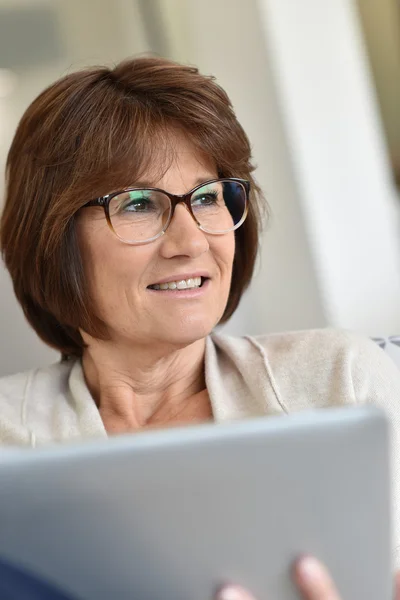 Mujer usando tableta —  Fotos de Stock