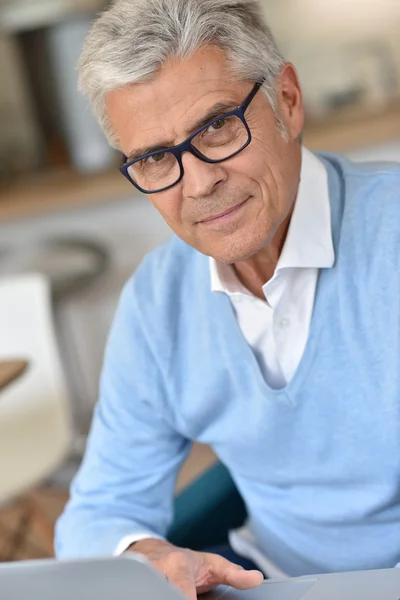 Man met laptop computer — Stockfoto