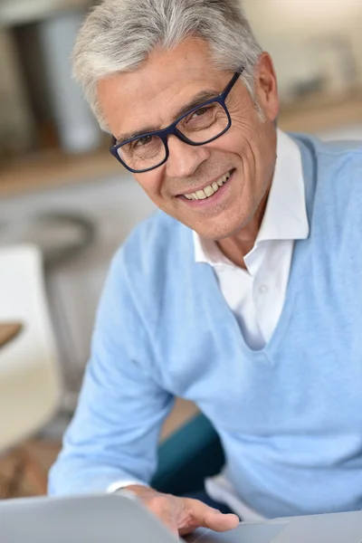 Man met laptop computer — Stockfoto