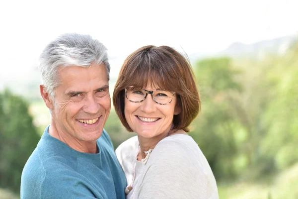 Ouder paar omhelzen elkaar — Stockfoto