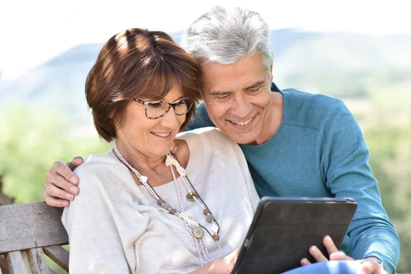 Coppia utilizzando tablet in cortile — Foto Stock