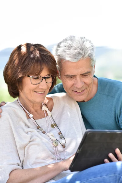 Casal usando tablet no quintal — Fotografia de Stock