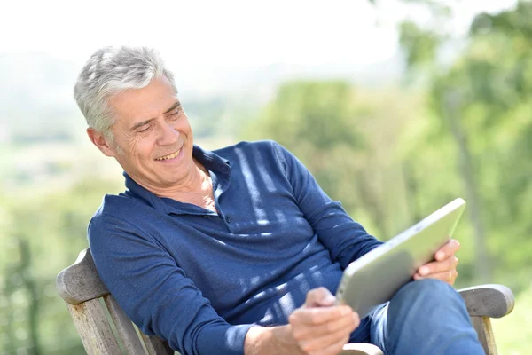 Mannen websurfing på surfplatta utanför — Stockfoto