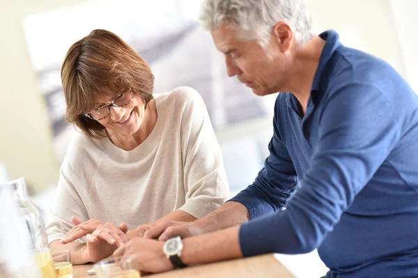 Coppia a casa con tablet digitale — Foto Stock