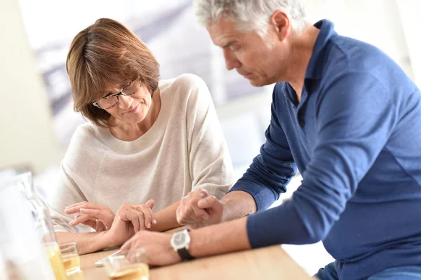 Coppia a casa con tablet digitale — Foto Stock