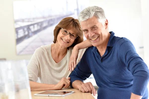 Coppia a casa con tablet digitale — Foto Stock