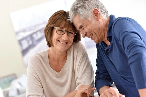 Paar zu Hause hat Spaß — Stockfoto