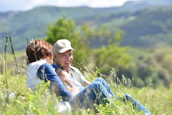 Coppia di escursionisti seduti in erba — Foto Stock