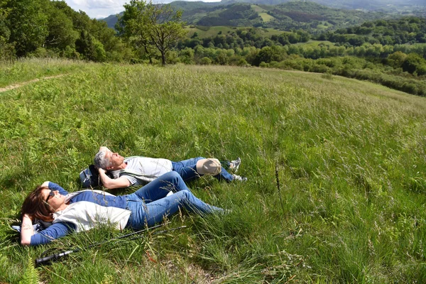 Pareja madura relajarse en el campo —  Fotos de Stock