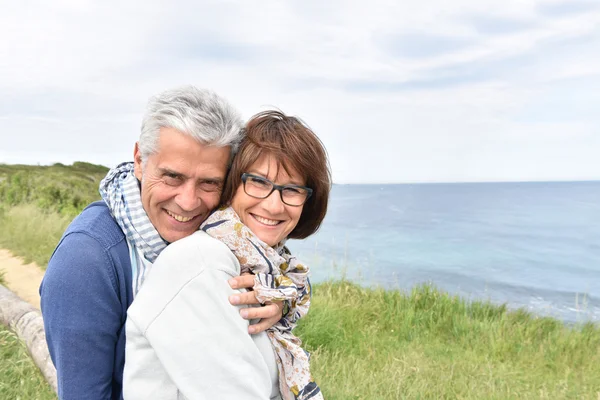 Casal sentado por penhasco — Fotografia de Stock