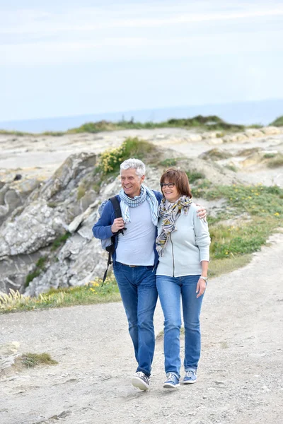 Pareja caminando por acantilado de mar —  Fotos de Stock