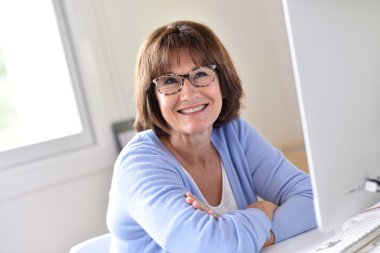 Office masada oturan kadın