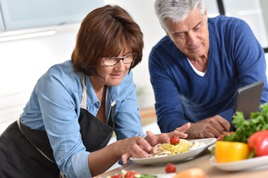 Çift mutfakta yemek hazırlama 