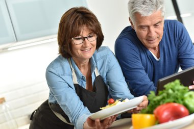 Çift mutfakta yemek hazırlama 