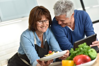 Çift mutfakta yemek hazırlama 