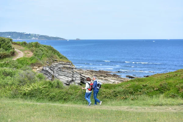 Couple marchant sur le sentier de randonnée — Photo