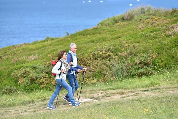 Par går på vandringsled — Stockfoto