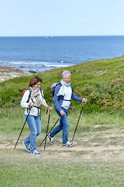 Paar läuft auf Wanderweg — Stockfoto