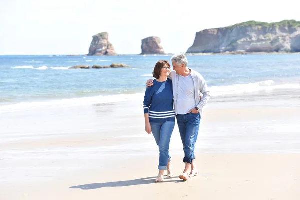 Coppia passeggiando sulla spiaggia — Foto Stock