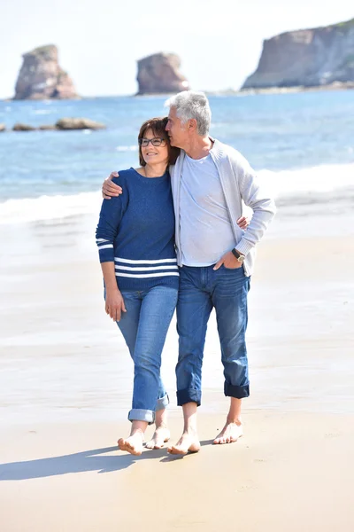 Koppel wandelen op het strand — Stockfoto