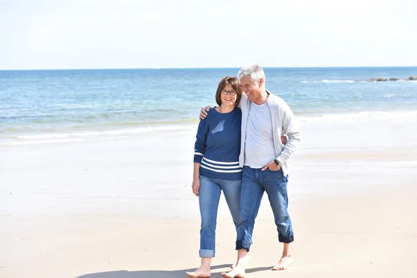 Paar geht am Strand spazieren — Stockfoto