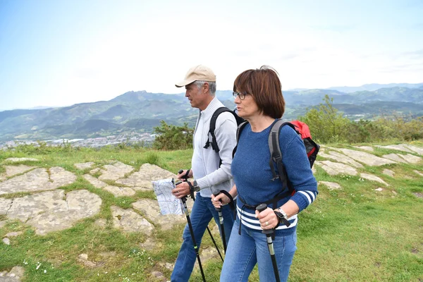 山で歩くカップル — ストック写真