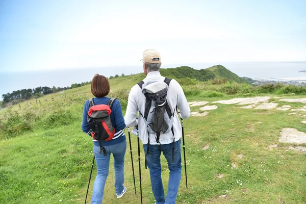 山で歩くカップル — ストック写真