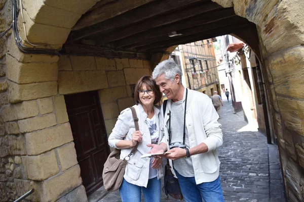 Un par de turistas visitando la pequeña ciudad —  Fotos de Stock