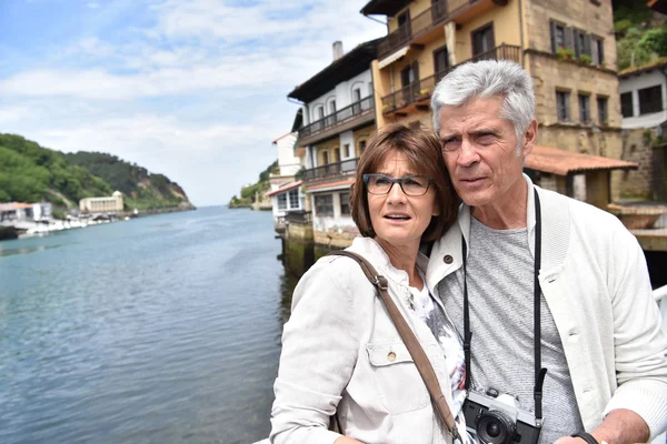 Casal de turistas visitando pequena cidade — Fotografia de Stock