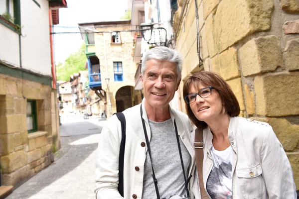 Un par de turistas visitando la pequeña ciudad —  Fotos de Stock