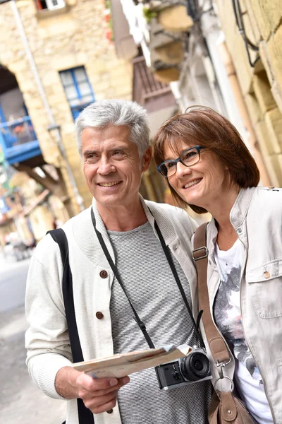 Casal de turistas visitando pequena cidade — Fotografia de Stock