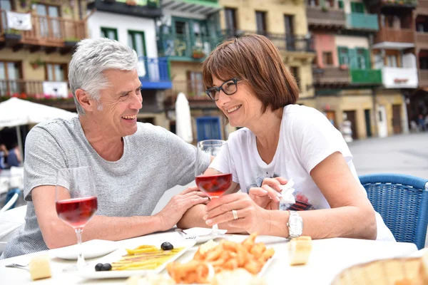 Couple eating spanish fingerfood — Stock Photo, Image