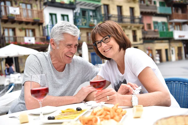 Пара їсть іспанську їжу для пальців — стокове фото