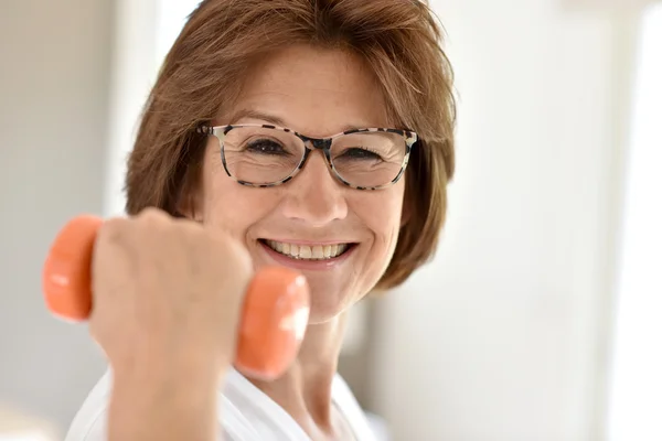 Donna sollevamento manubri — Foto Stock