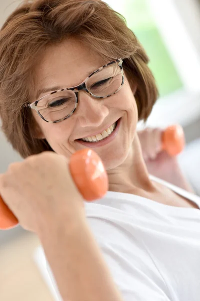 Mujer levantando pesas — Foto de Stock