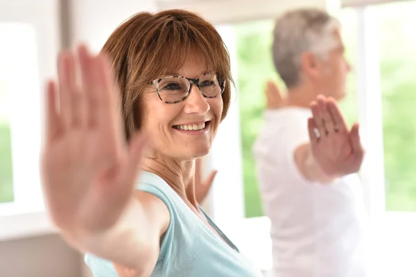 Persone che fanno esercizi di stretching — Foto Stock