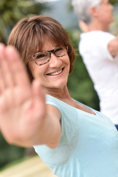 Persone che fanno esercizi di stretching — Foto Stock