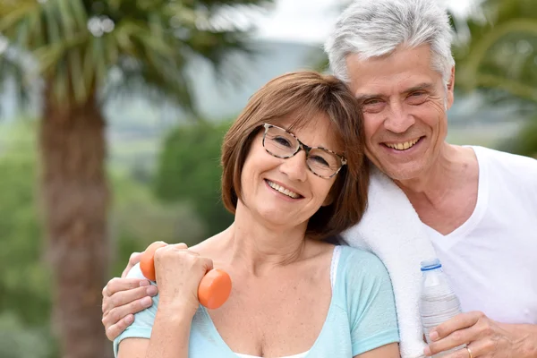 Casal em roupa fitness sorrindo — Fotografia de Stock