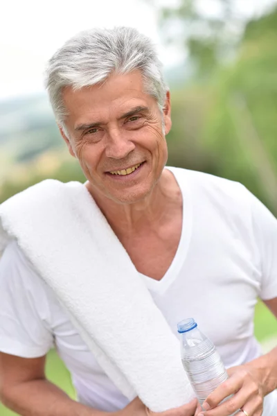 Hombre beber agua después de hacer ejercicio — Foto de Stock