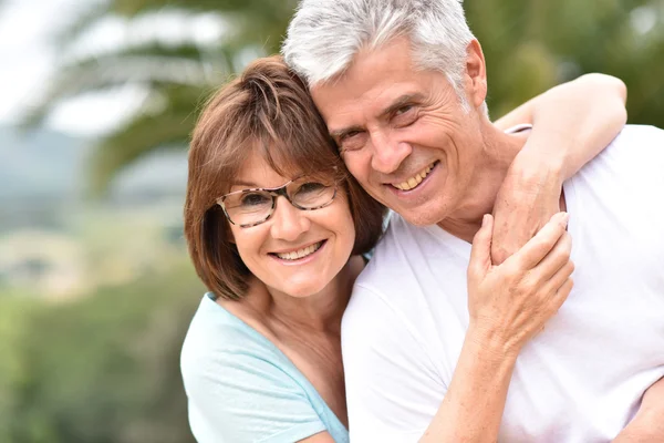 Ouder paar poseren — Stockfoto