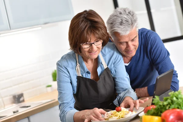 Pareja en cocina preparando el plato — Foto de Stock