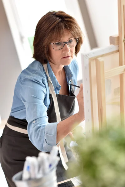 Mujer Pintura sobre lienzo —  Fotos de Stock