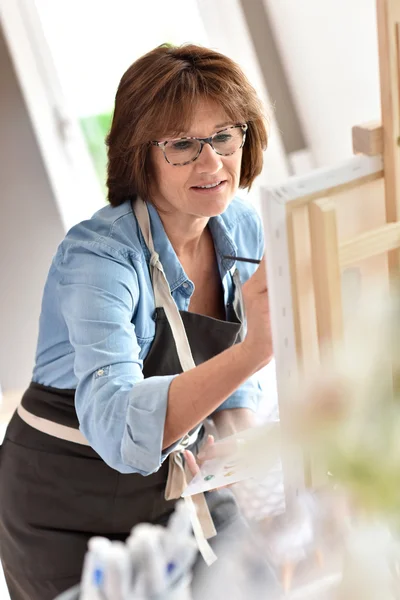 Frau malt auf Leinwand — Stockfoto