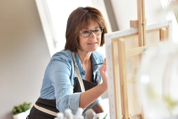 Woman painting on canvas — Stock Photo, Image