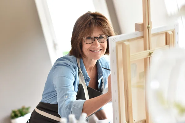 Woman painting on canvas — Stock Photo, Image