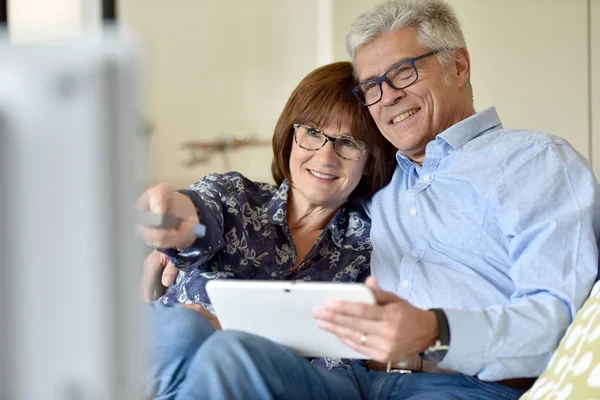 Ältere pärchen fernsehen — Stockfoto