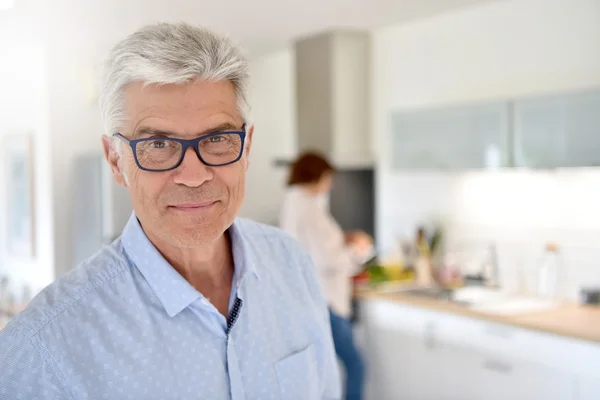 Mogen man med glasögon på — Stockfoto