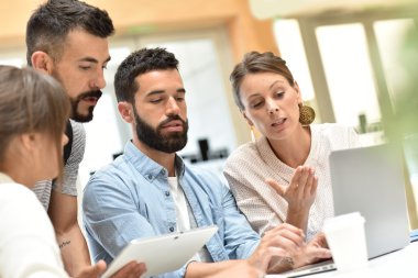 Tasarım ekibi toplantı ve çalışma 