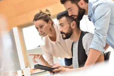  takım toplantısı masaüstü önünde